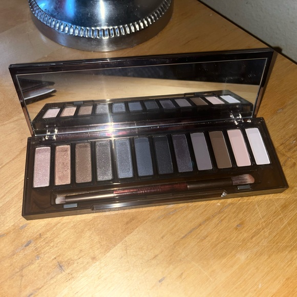 Naked Smoky by Urban Decay - Picture 2 of 4